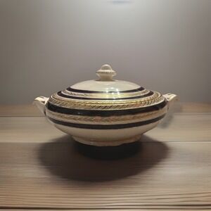 Crown Ducal Duchess Round Covered Vegetable serving Dish
